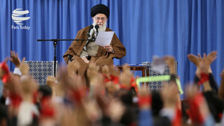 ईरान लगातार शक्तिशाली हो रहा है जबकि अमरीका पतन की ओर उन्मुख हैः वरिष्ठ नेता