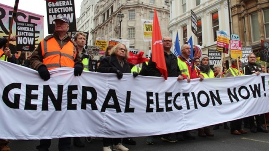 لندن میں مہنگائی کے خلاف دسیوں ہزار افراد کا احتجاجی مارچ