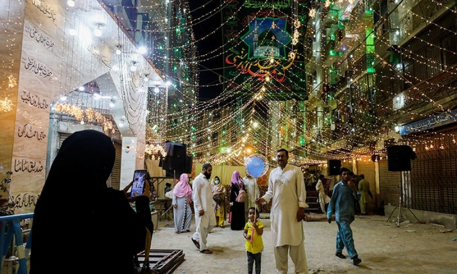 پاکستان سمیت دنیا کے کئی ممالک میں نبی آخر الزمان ﷺ کے یومِ ولادت کا جشن مذہبی عقیدت و احترام کے ساتھ منایا جارہا ہے۔