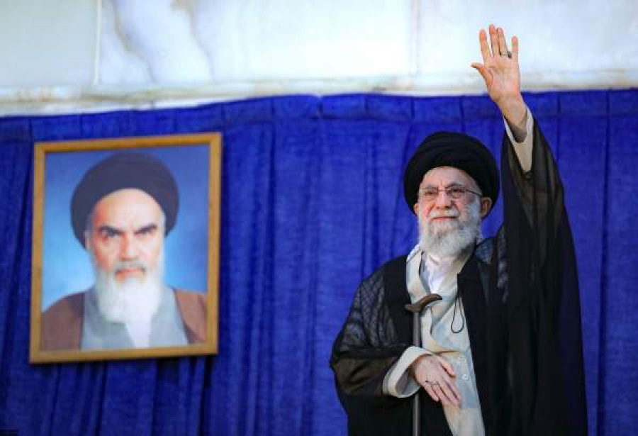 امام خمینی (رح) نے شہنشاہیت کا تختہ الٹ کر اس کی جگہ عوامی جمہوریت کو بحال کیا