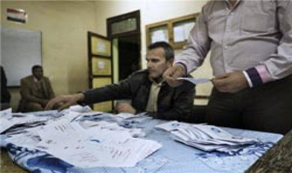 المصريون يصوتون لصالح مشروع الدستور ومطالبات بالإعادة