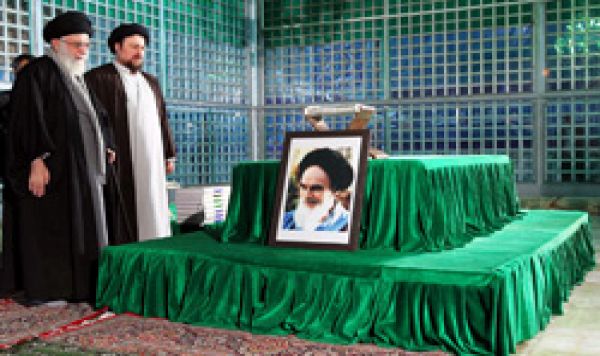 القائد یزور مرقد الإمام الخمینی فی ذکری عودته التاریخیة إلی الوطن