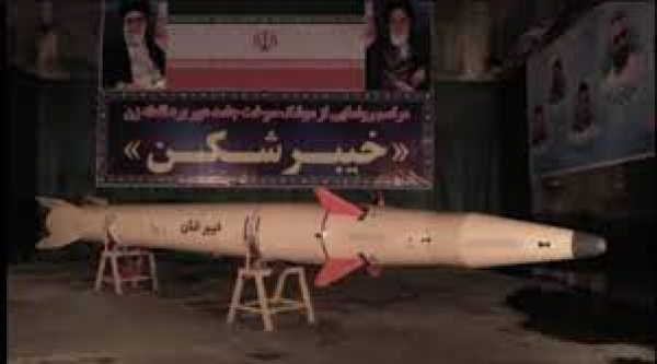 الحرس الثوري يزيح الستار عن صاروخ (كاسر خيبر) الاستراتيجي بمدى 1450 كم