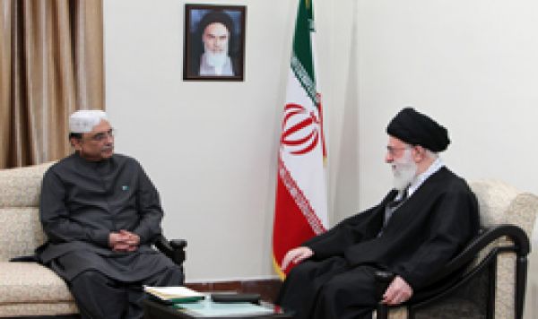 الإمام الخامنئی یستقبل الرئیس الباکستانی آصف علی زرداری