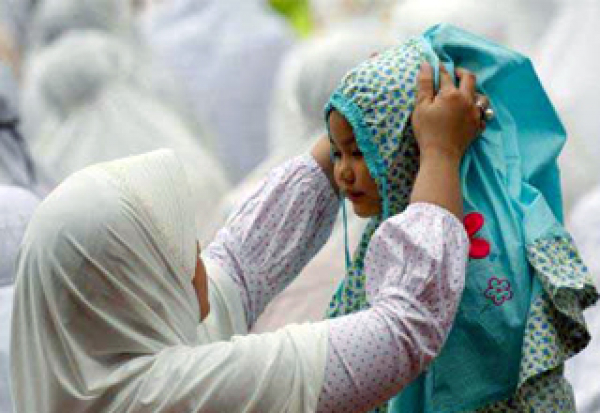 الأم مدرسة الأجيال وصانعة الرجال