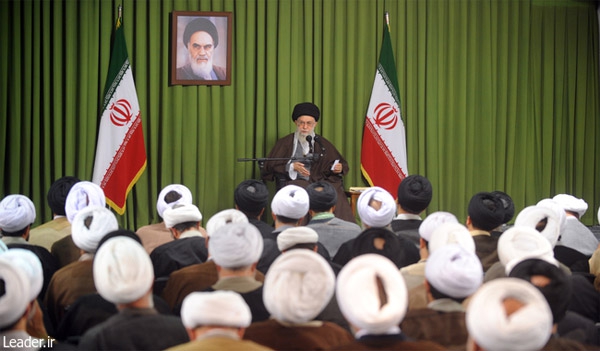 الإمام الخامنئي يلتقي أعضاء مجمع ممثلي طلاب و فضلاء الحوزة العلمية في مدينة قم