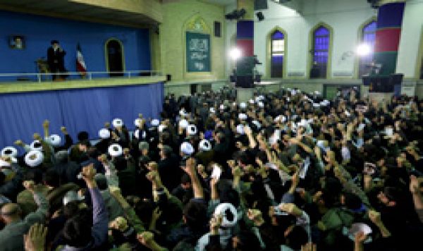 الإمام الخامنئی یستقبل الآلآف من أهالی مدینة قم فی ذکری التاسع عشر من دی 