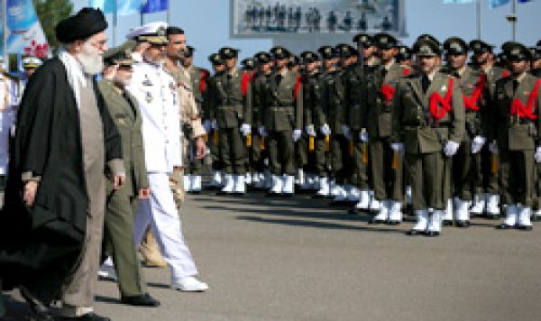 الإمام الخامنئی یجتمع بقادة الجیش و یدلی بتوصیاته لهم فی شمال البلاد 