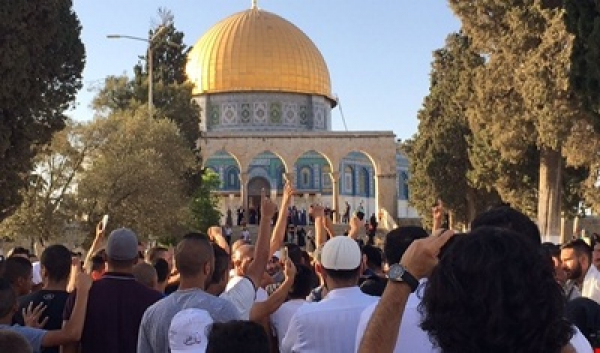 القدس تنتصر: إعادة فتح أبواب الأقصى وآلاف المقدسيين يتوافدون إليه