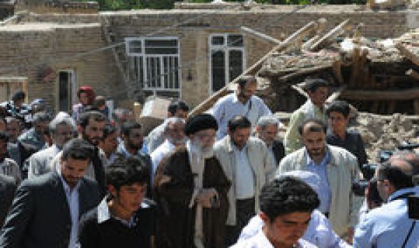 الإمام الخامنئی یزور المناطق المتضررة بالزلزال فی محافظة آذربیجان الشرقیة