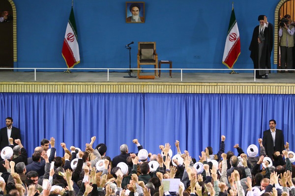 الإمام الخامنئي يستقبل حشداً من أهالي آذربيجان بمناسبة ذكرى انتفاضة التاسع و العشرين من بهمن