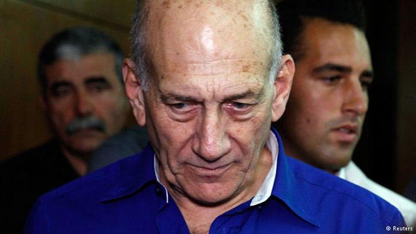 أولمرت أول رئيس حكومة يدخل السجن في إسرائيل
