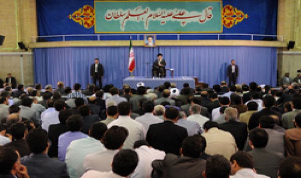 الإمام الخامنئی یلتقی العلماء و الباحثین و المسؤولین عن الشرکات ذات المحوریة العلمیة طباعة