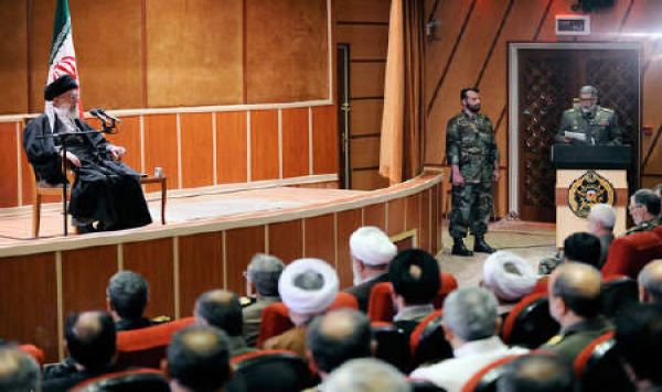 قائد الثورة الاسلامیة: جيش ايران هو جيش الهي واسلامي 