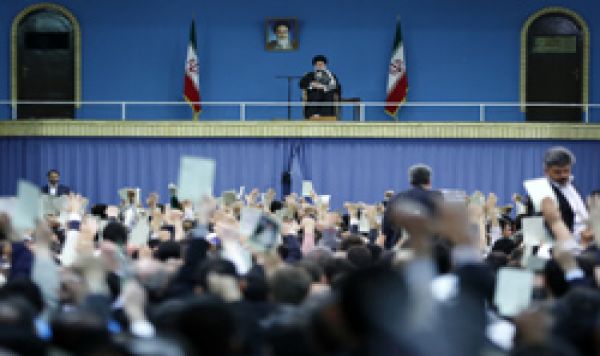 الإمام الخامنئی یستقبل حشداً من أهالی آذربیجان عشیة ذکری انتفاضتهم سنة 1978