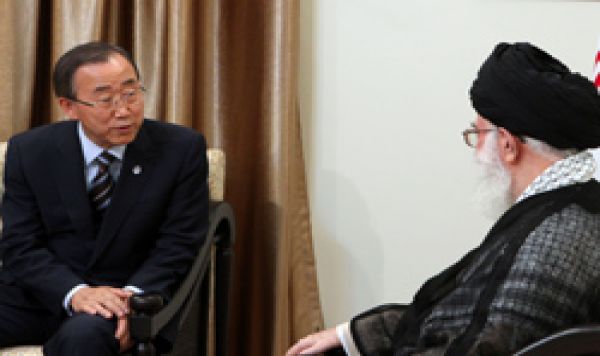 الإمام الخامنئی یستقبل بان کی مون و یؤکد علی نزع السلاح النووی