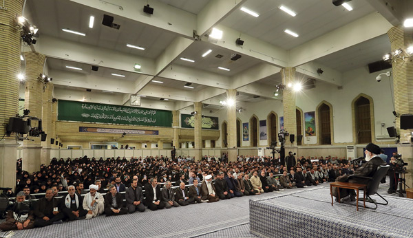الإمام الخامنئي: لا تستمعوا إلى هذيان الرئيس الأمريكي الجديد