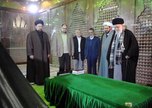 السيد القائد يزور المرقد الطاهر للإمام الخميني و روضة الشهداء عشية ذكرى انتصار الثورة الإسلامية
