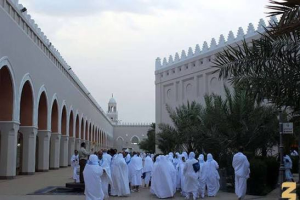 What recommended acts should be done before entering ihram at the Miqat?