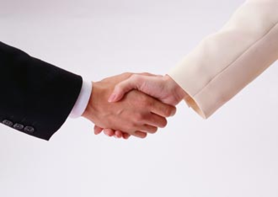 Shaking hands between men and women that are not Mahram