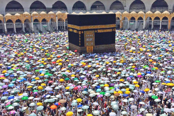 What is the connection between Hajj and Imam Mahdi in Shi’a belief?