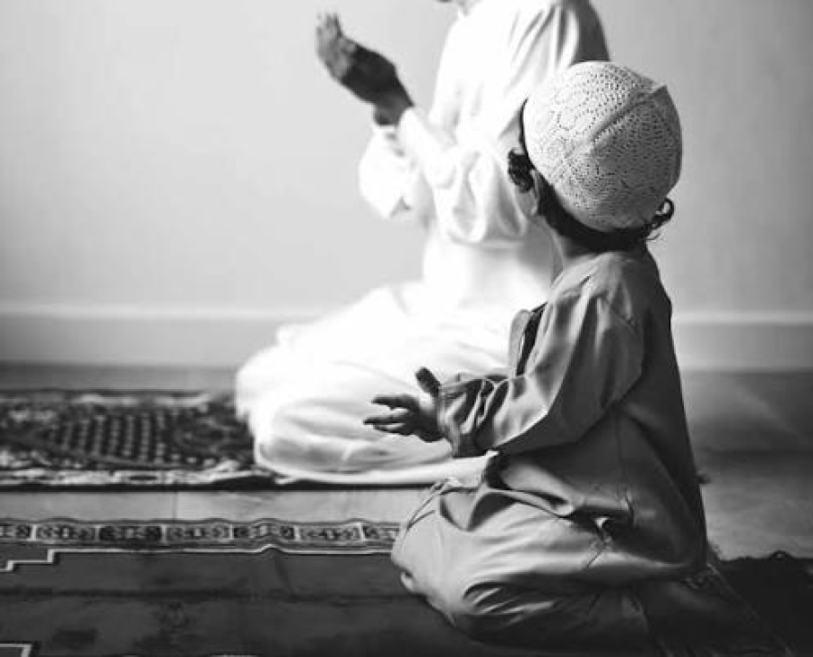How does Shia prayer differ from Sunni prayer?