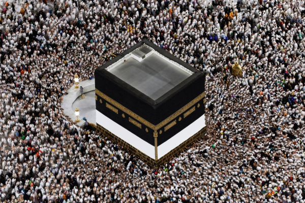 ففروا‌ الی‌الله؛ یعنی سفرِ حج؛ یعنی فرار به سوی خدا