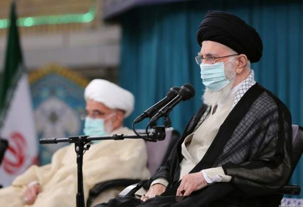 رهبر انقلاب: غلط می‌کند کسی فکر کندن درخت تناور جمهوری اسلامی را بکند