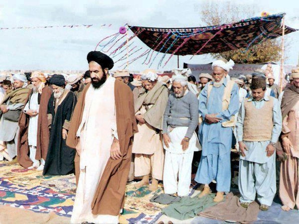 چرا شيعيان با دست باز و اهل سنت با دست بسته نماز مي‌خوانند؟