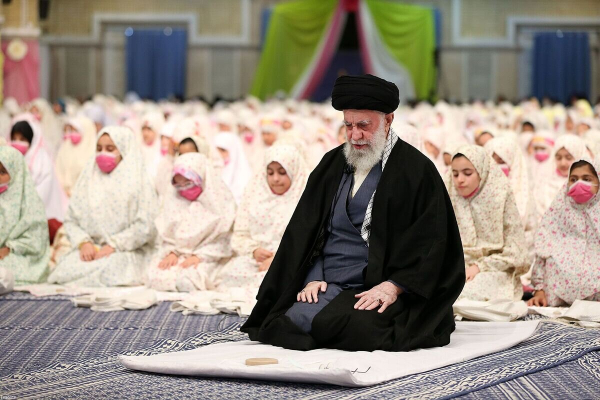 چگونه نوجوان را به نماز علاقه‌مند کنیم؟ ۹ راهکار کارشناس و مشاور نوجوانان برای والدین