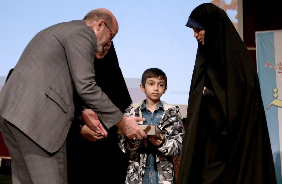 بهترین راهکارهای دینی برای تربیت نوجوانان در بحران‌های اجتماعی چیست؟