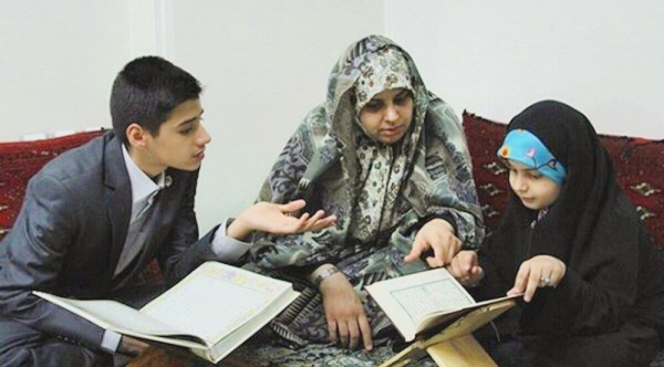 دخترم حجابش کم‌رنگ شده و نماز نمی‌خواند، چکار کنم؟