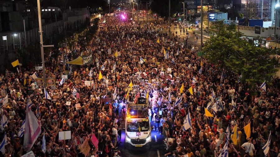 Des milliers de personnes manifestent à Tel-Aviv contre le plan israélien d&#039;occuper toute la bande de Gaza