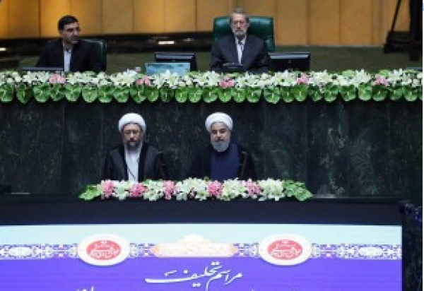 Le président Rohani prête serment pour son second mandat