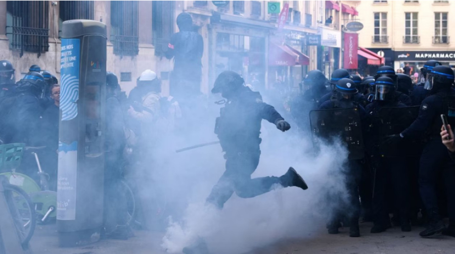 Mobilisation en France : un policier frappe un manifestant à la tête d’un coup de genou