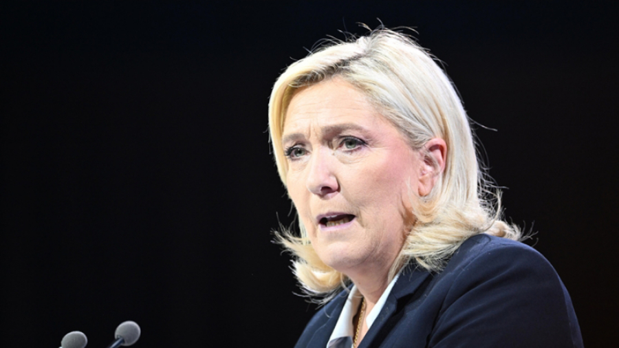 La cheffe de file du RN accuse Emmanuel Macron d’avoir fait de la France « une post-démocratie »