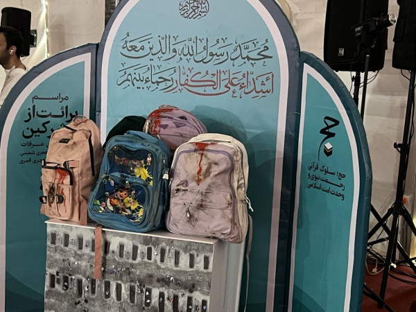 Un mémorial a été érigé dans la plaine d'Arafat pour se souvenir des étudiants de Minab tués lors de l'agression américano-israélienne contre l'Iran.