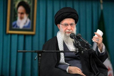 La tendresse d’un grand guide , Ayatollah s'étend Ali Khamenei, pour les enfants des martyrs Sous la main d’un sage au cœur calme,