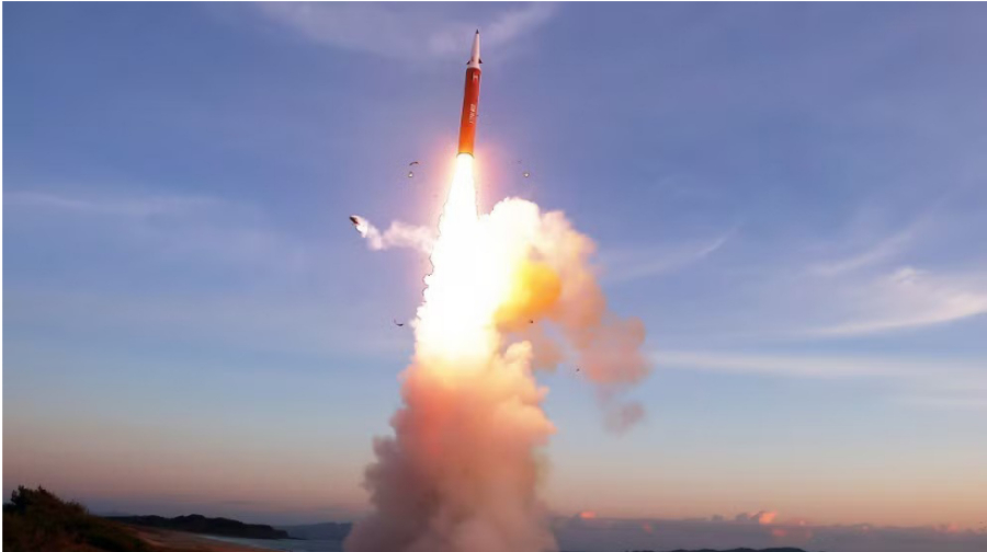 La Corée du Nord procède à un essai de missile hypersonique, supervisé par Kim Jong-un