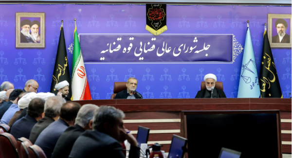 L'Iran est engagé dans une « guerre totale » contre les États-Unis, l'économie au cœur du conflit, selon le président Pezeshkian