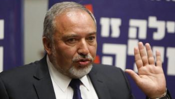 Lieberman : Netanyahu est un chien qui aboie mais ne mord pas