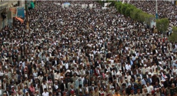 Les Yéménites manifestent à Sanaa, ferment la route de l&#039;aéroport