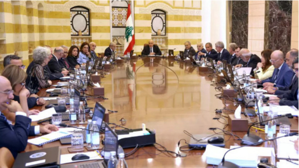 Les ministres chiites ont quitté vendredi une session du cabinet libanais alors que le gouvernement avançait des plans soutenus par les États-Unis pour désarmer le mouvement de résistance Hezbollah, dans un contexte d’agression israélienne incessante