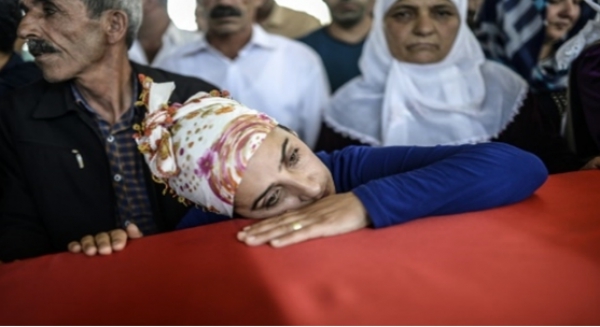 Turquie: hommage en pleurs et en colère aux victimes de l&#039;attentat contre les manifestants pro-kurdes à Suruç