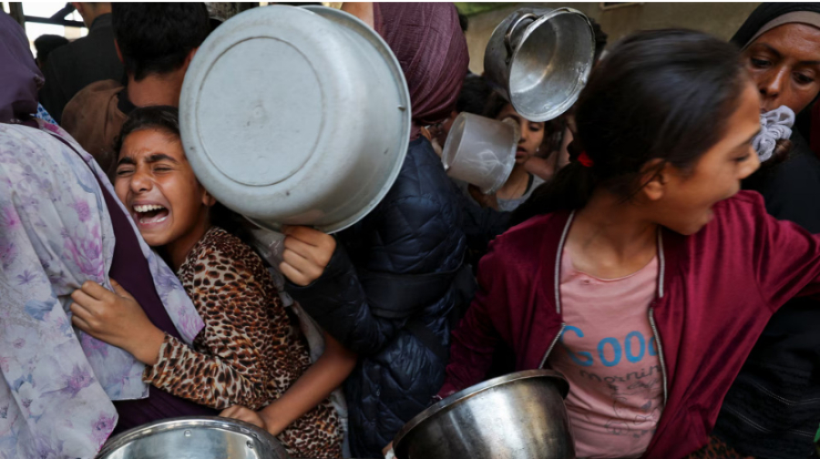 Israël tue plus de 50 Palestiniens lors de raids aériens sur des centres de distribution d'aide à Gaza