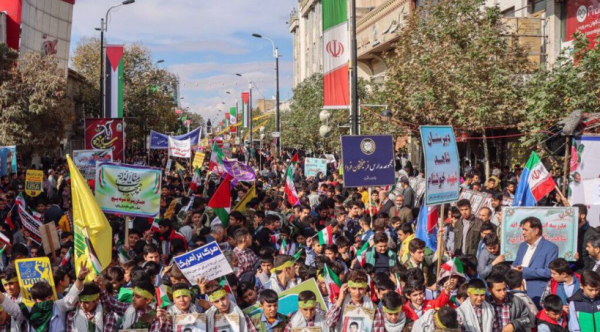 Les Iraniens commémorent l'anniversaire de la prise de contrôle du nid d’espionnage US dans plus de 900 villes