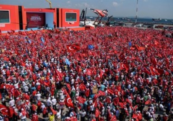 Grand rassemblement anti-putsch à Istanbul