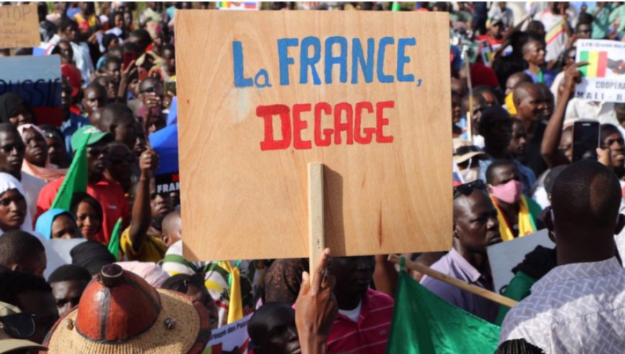 Des citoyens nigériens et burkinabè fustigent la France sur fond d’allégations de « complot » visant des dirigeants africains