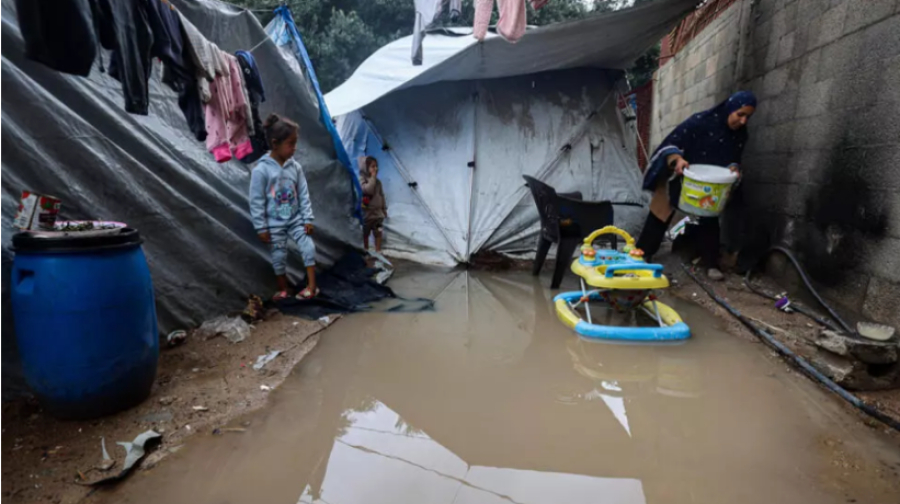 Gaza : les pluies torrentielles inondent les tentes des déplacés et aggravent la crise humanitaire