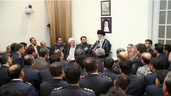 Rencontre de l’ayatollah Khamenei avec les commandants de la base de défense aérienne Khatam al-Anbiya